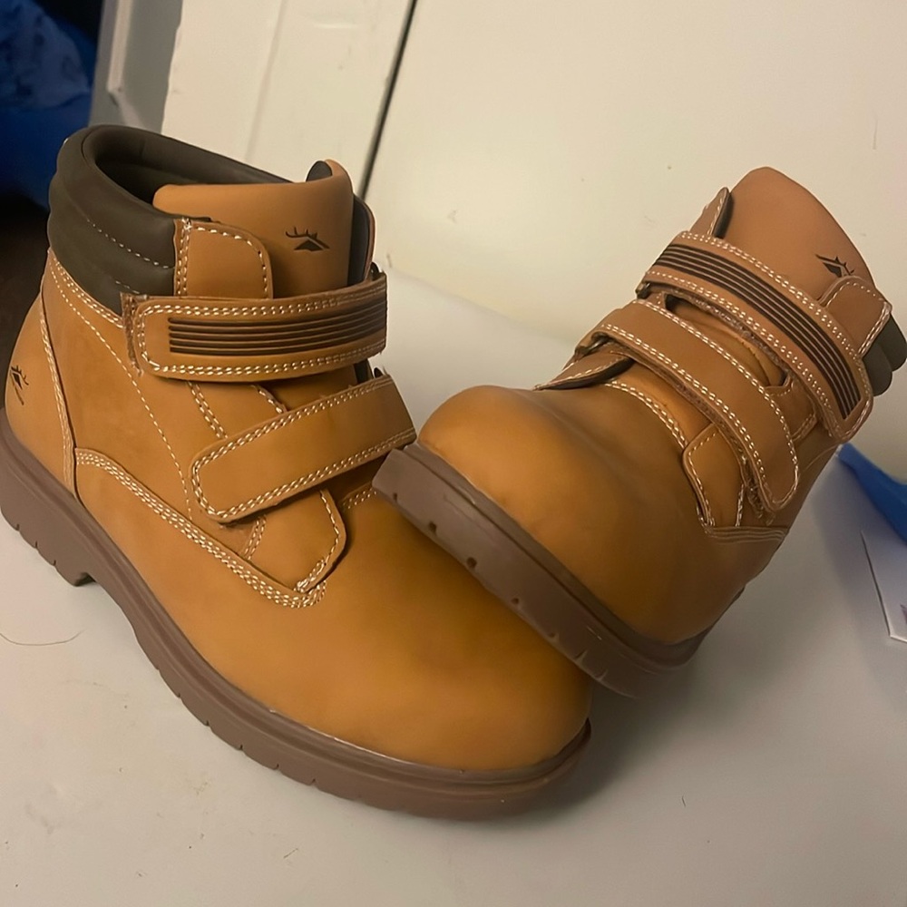 Deerstags Kids Size 4 Boots
